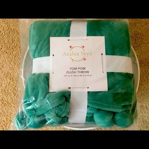 PLUSH THROW W/POM POMS NWT